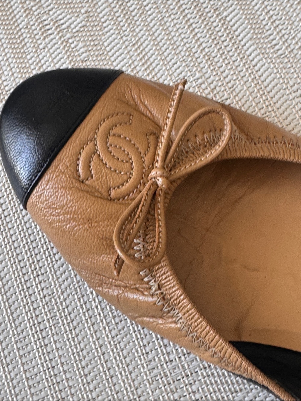 CHANEL Bi-color Pumps Flat Black and Tan - Picture 4 of 11
